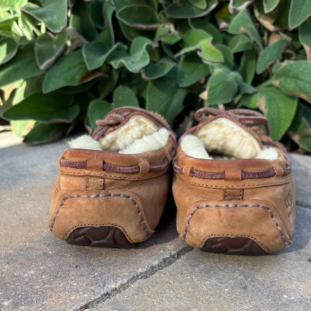 UGG Dakota Moccasin‎ Slippers with Soft Lining - Picture 6 of 9